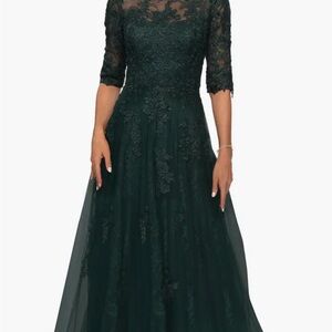 NWT La Femme Lace and Tulle A-line Lined Gown 3/4 Sleeves Size 12 Emerald Green